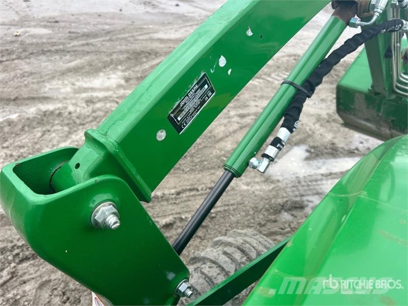 John Deere 3032E 4WD Utility Tractor Трактори
