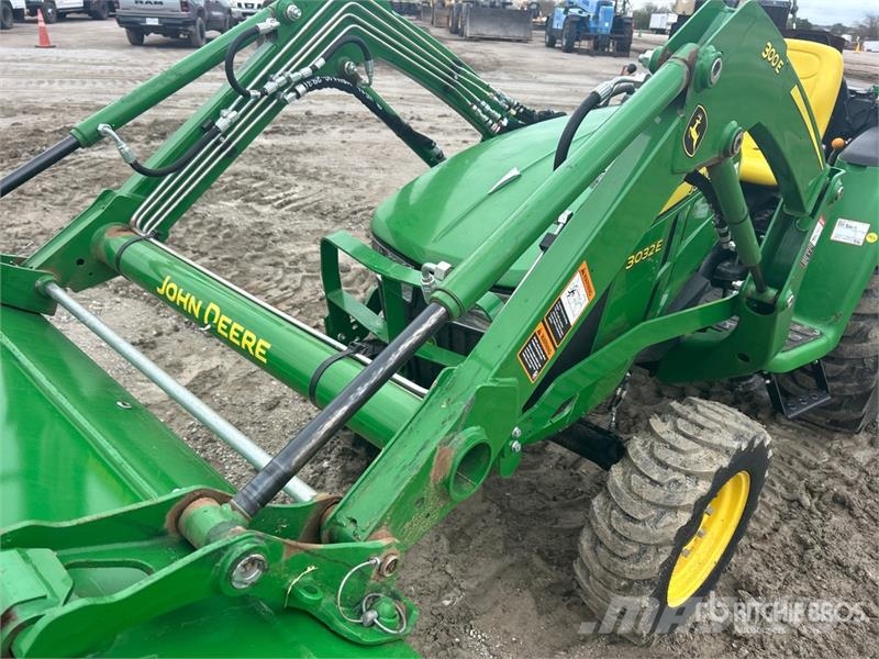 John Deere 3032E 4WD Utility Tractor Трактори