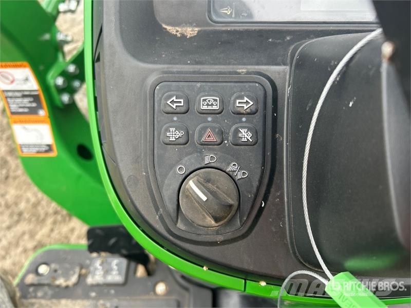 John Deere 3032E 4WD Utility Tractor Трактори