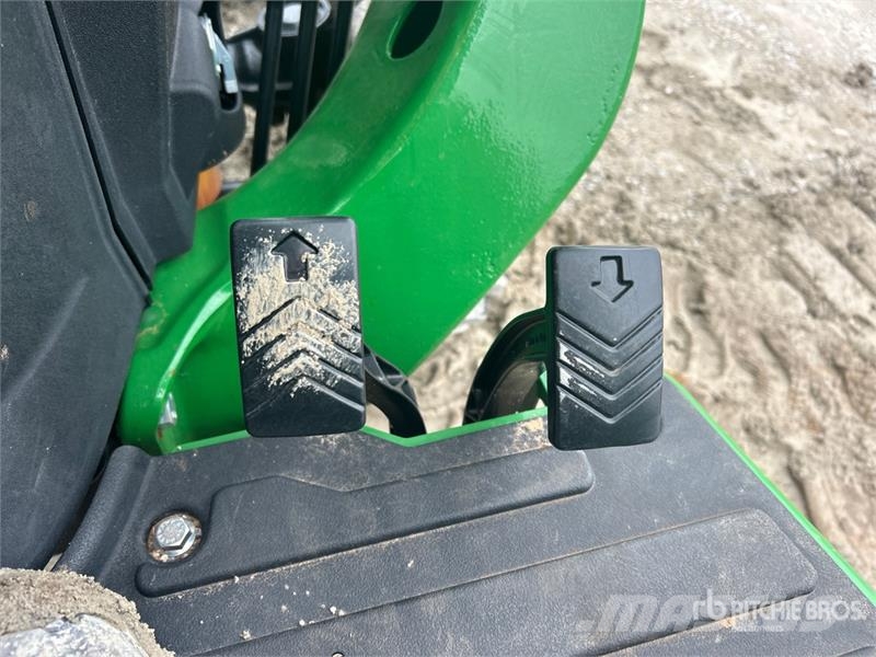 John Deere 3032E 4WD Utility Tractor Трактори