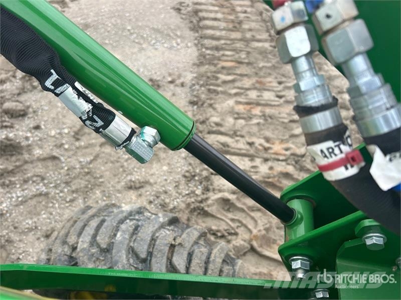 John Deere 3032E 4WD Utility Tractor Трактори
