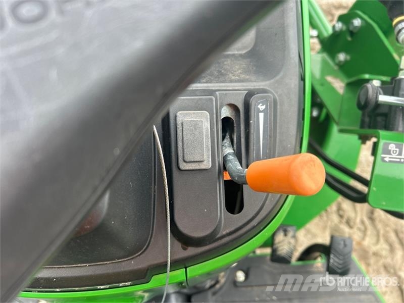 John Deere 3032E 4WD Utility Tractor Трактори