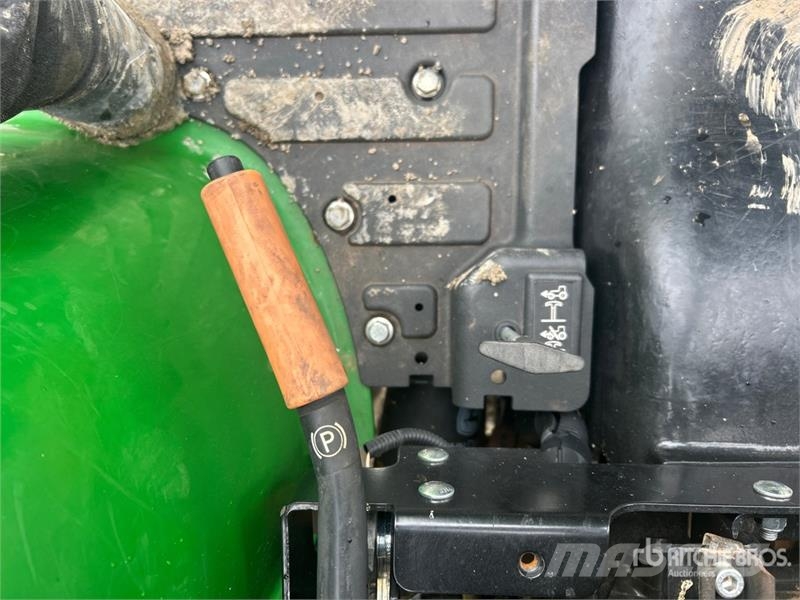 John Deere 3032E 4WD Utility Tractor Трактори