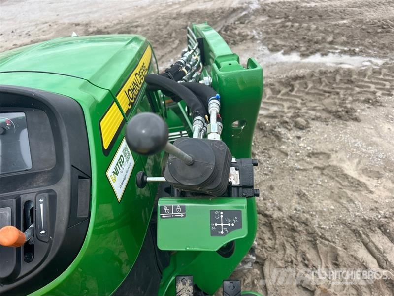 John Deere 3032E 4WD Utility Tractor Трактори