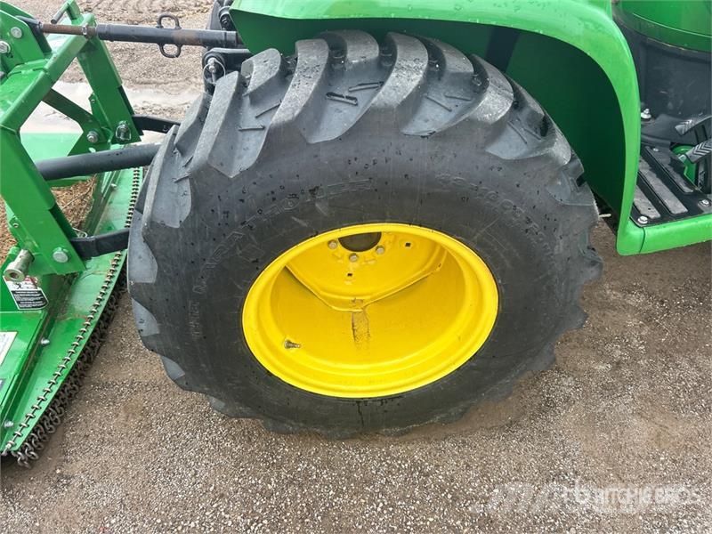 John Deere 3032E 4WD Utility Tractor Трактори