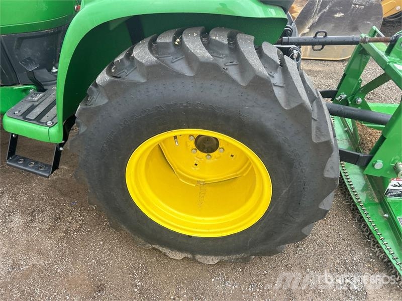 John Deere 3032E 4WD Utility Tractor Трактори