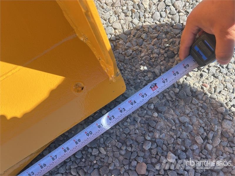 John Deere 324 P-Tier Kolesni nakladalci