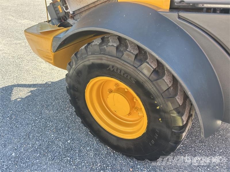 John Deere 324 P-Tier Kolesni nakladalci