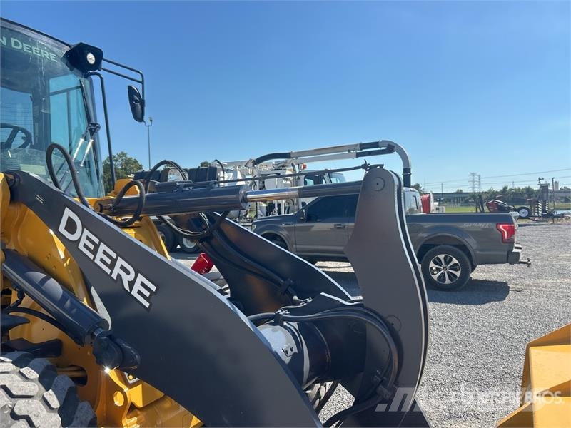 John Deere 324 P-Tier Kolesni nakladalci