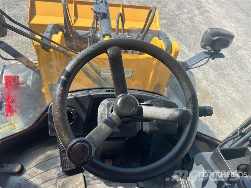John Deere 324 P-Tier Kolesni nakladalci