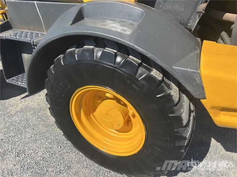 John Deere 324 P-Tier Kolesni nakladalci