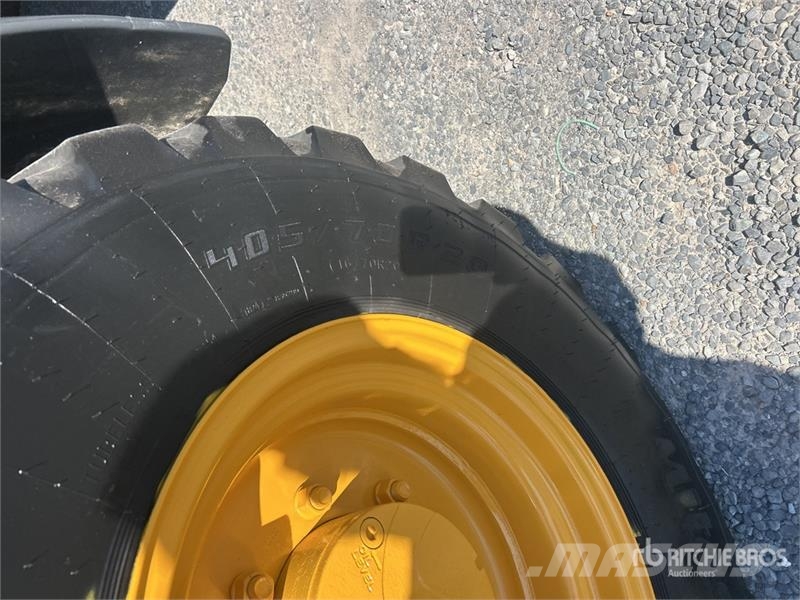 John Deere 324 P-Tier Kolesni nakladalci
