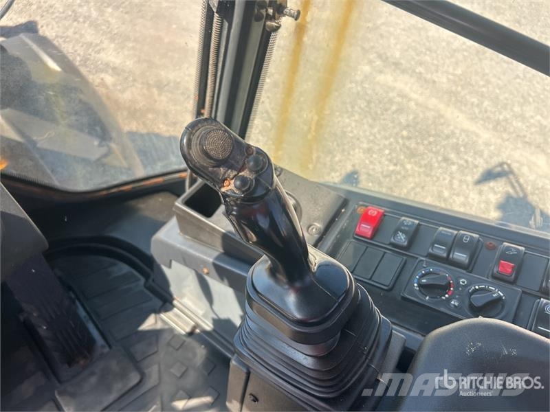 John Deere 324 P-Tier Kolesni nakladalci