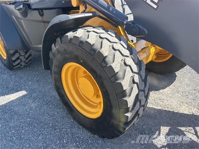 John Deere 324 P-Tier Kolesni nakladalci