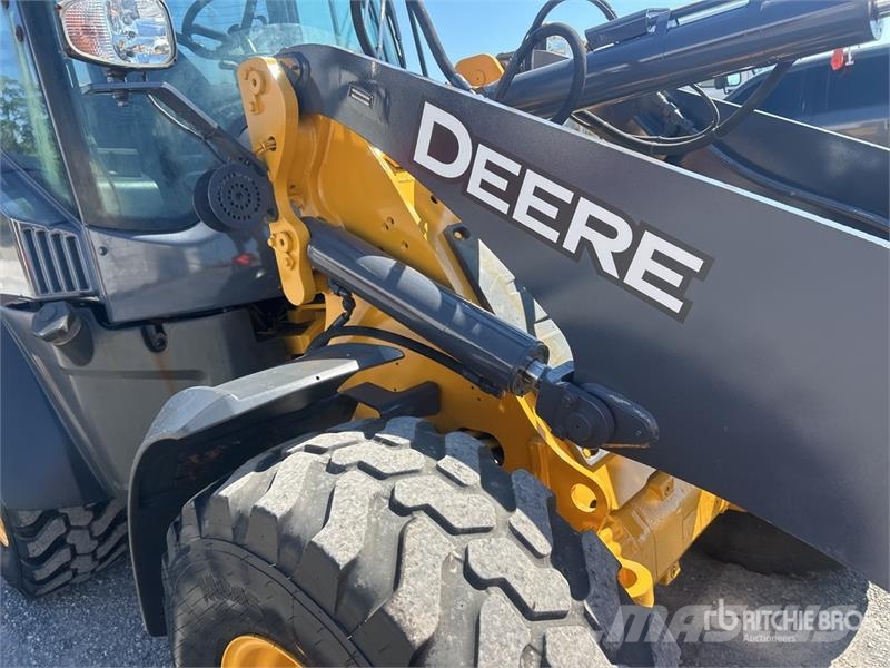 John Deere 324 P-Tier Kolesni nakladalci