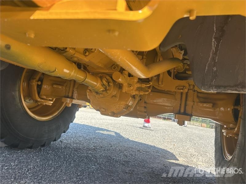 John Deere 324 P-Tier Kolesni nakladalci