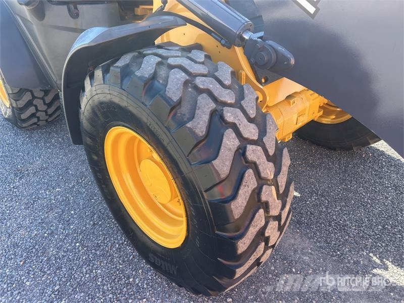 John Deere 324 P-Tier Rataslaadurid