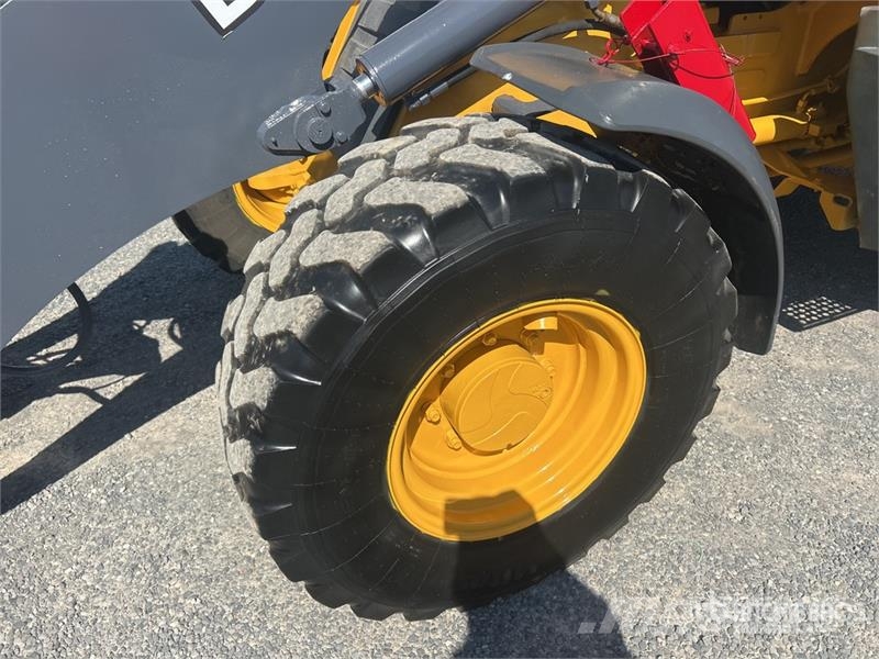 John Deere 324 P-Tier Kolesni nakladalci