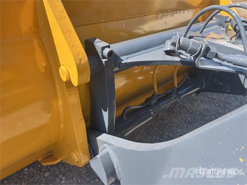 John Deere 324 P-Tier Kolesni nakladalci