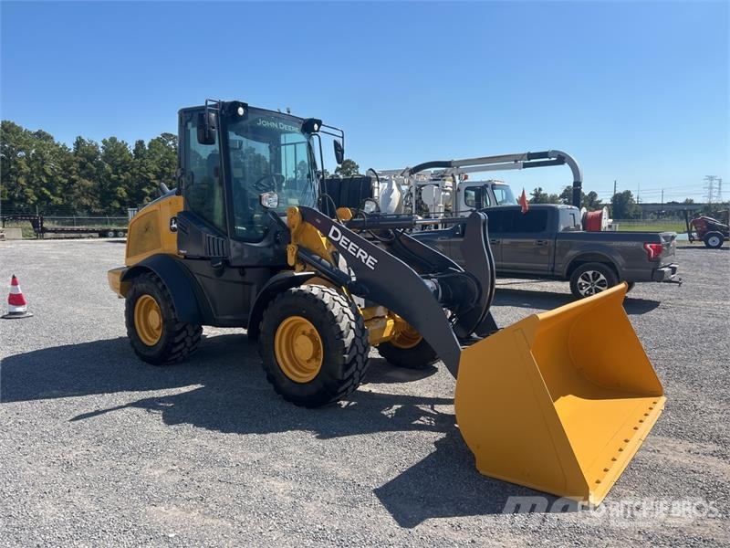 John Deere 324 P-Tier Kolesni nakladalci