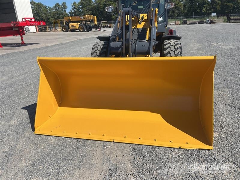 John Deere 324 P-Tier Kolesni nakladalci