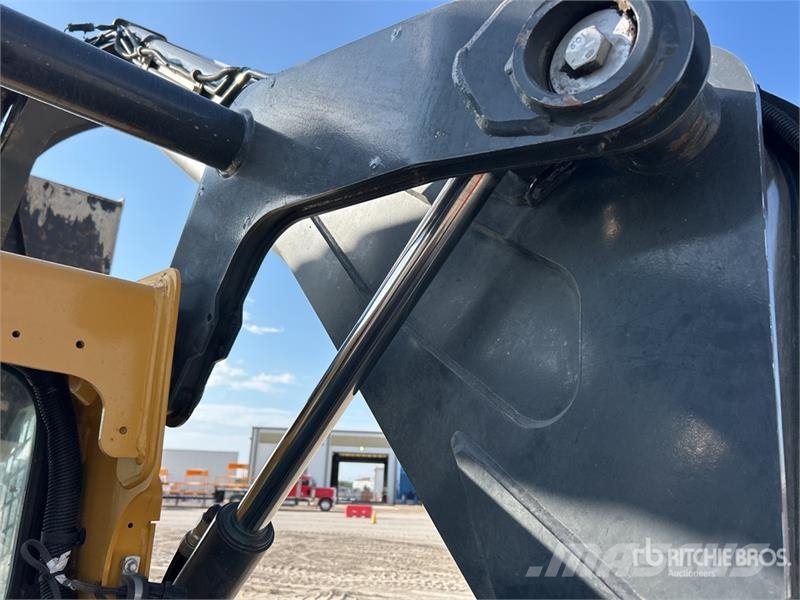 John Deere 325G Kompaktrakodók