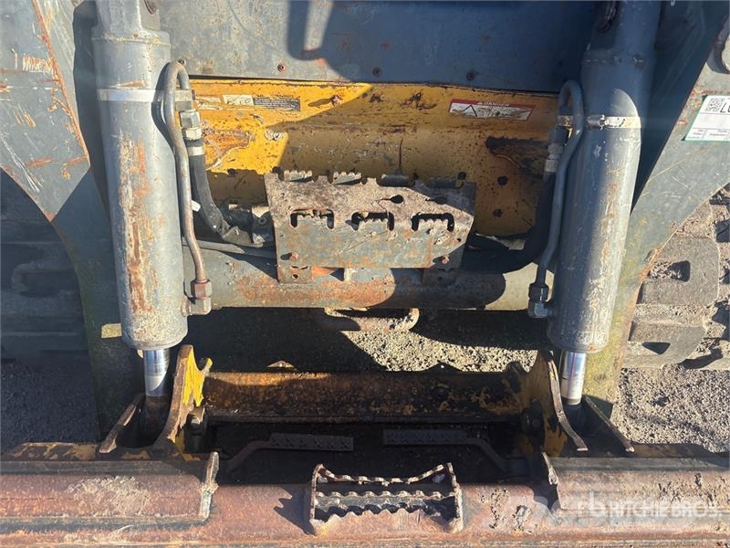 John Deere 331G Mini Pale Gommate