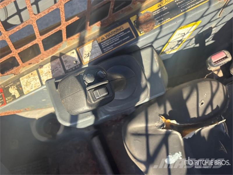 John Deere 331G Mini Pale Gommate