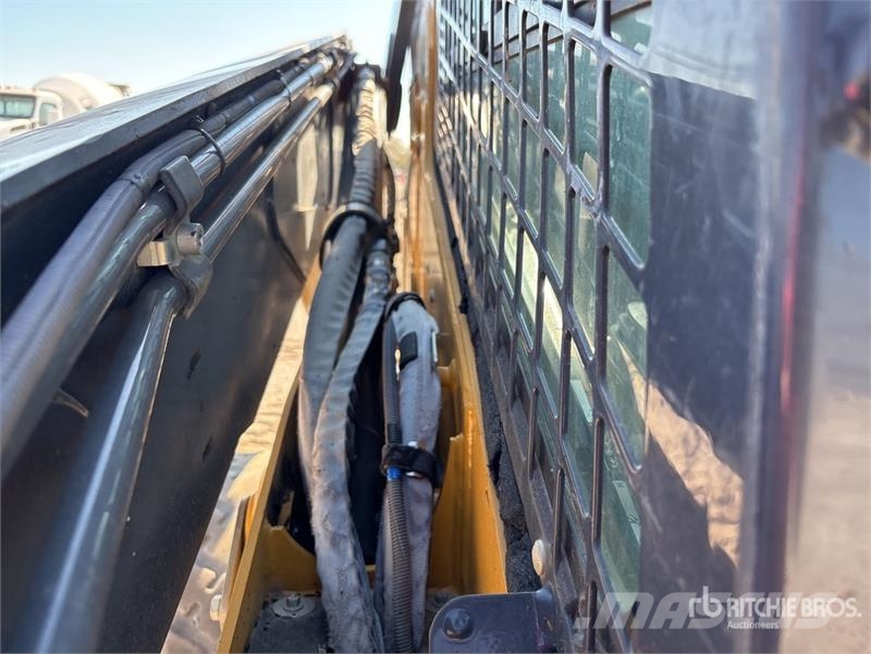 John Deere 332G Мини-погрузчики