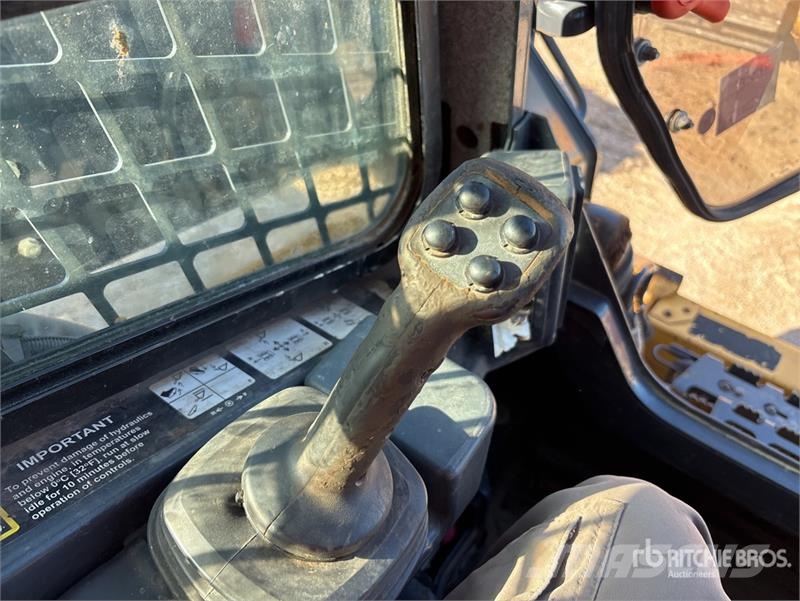 John Deere 333G Skid steer loaders