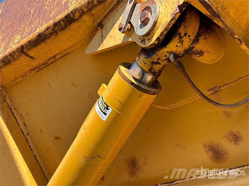 John Deere 350D 铰接式自卸车