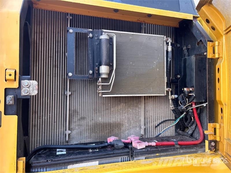 John Deere 350G LC Tracked Excavator حفارات زحافة
