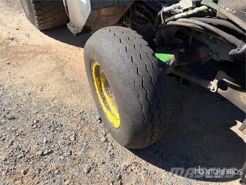 John Deere 4066R Broom Tractor (Inoperable) Внутренние подметальные машины