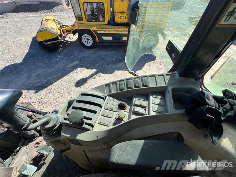 John Deere 4066R Broom Tractor (Inoperable) Внутренние подметальные машины