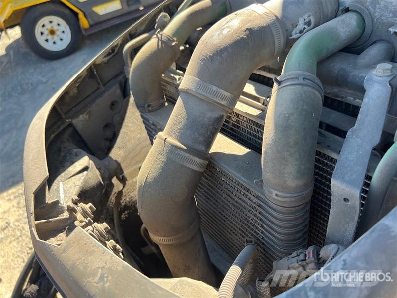 John Deere 4066R Broom Tractor (Inoperable) Внутренние подметальные машины