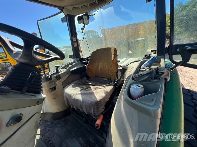 John Deere 4066R Broom Tractor (Inoperable) Внутренние подметальные машины
