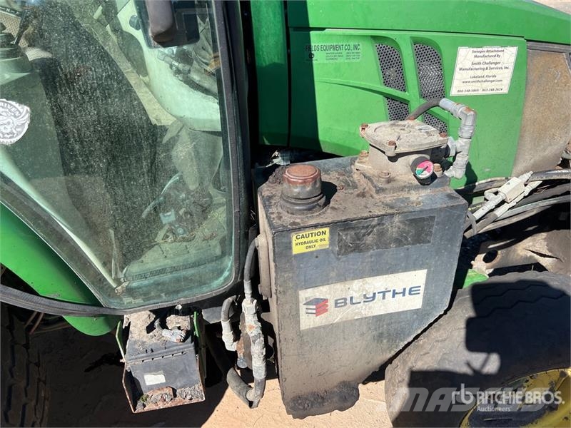 John Deere 4066R Broom Tractor (Inoperable) Внутренние подметальные машины