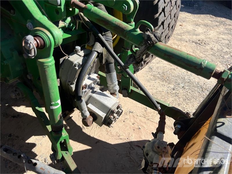 John Deere 4066R Broom Tractor (Inoperable) Внутренние подметальные машины