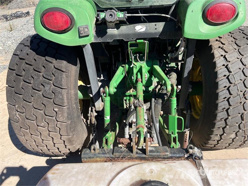 John Deere 4066R Broom Tractor (Inoperable) Внутренние подметальные машины