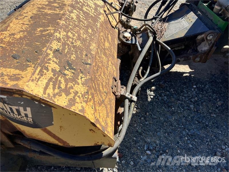 John Deere 4066R Broom Tractor (Inoperable) Внутренние подметальные машины