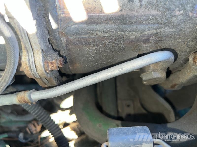 John Deere 4066R Broom Tractor (Inoperable) Внутренние подметальные машины