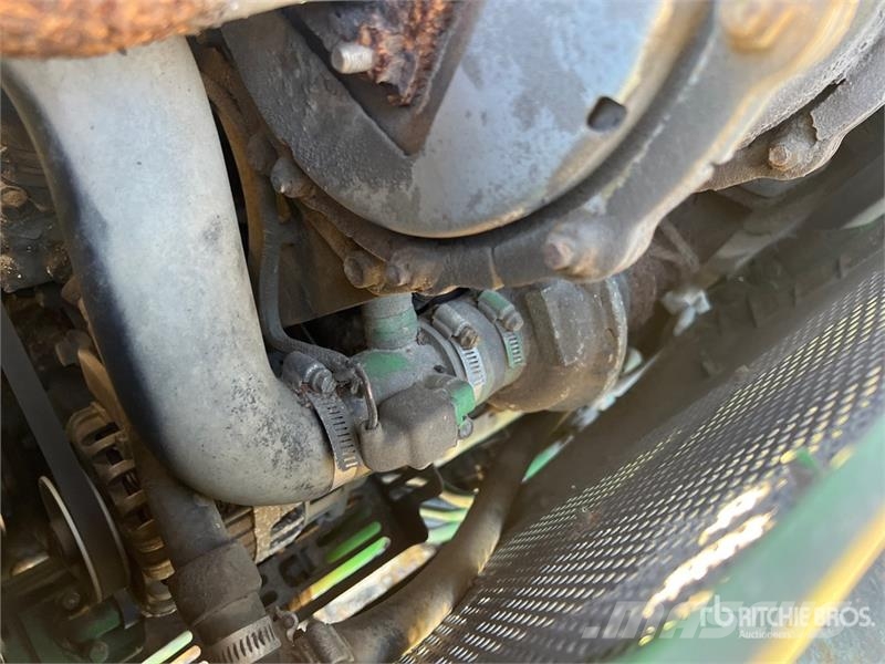 John Deere 4066R Broom Tractor (Inoperable) Внутренние подметальные машины