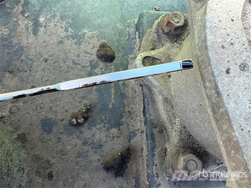 John Deere 4066R Broom Tractor (Inoperable) Внутренние подметальные машины
