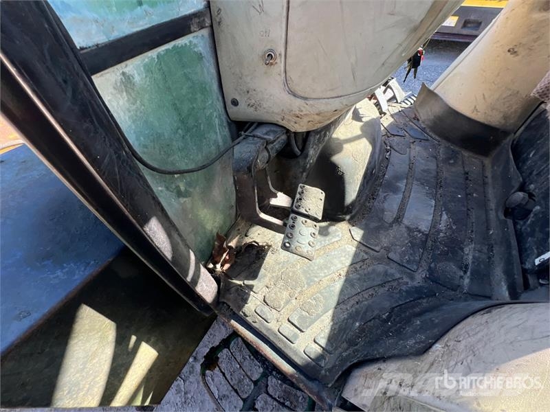 John Deere 4066R Broom Tractor (Inoperable) Внутренние подметальные машины