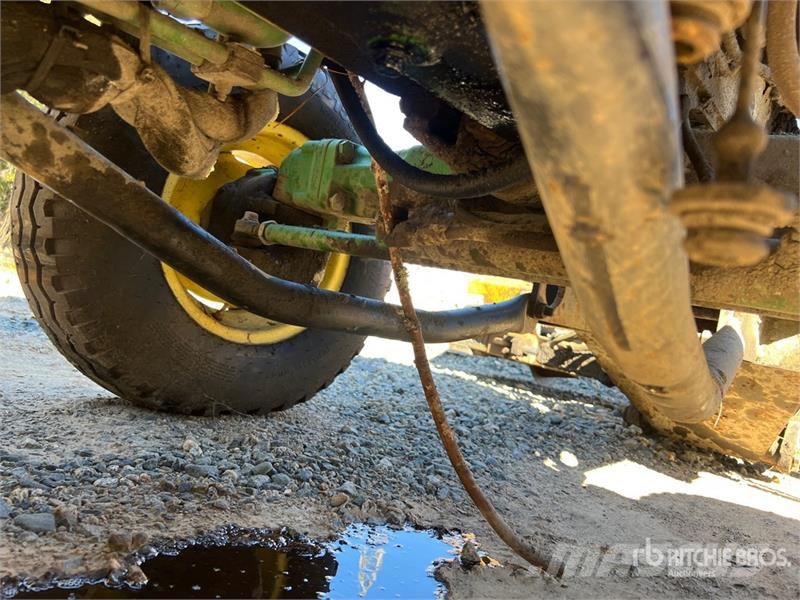 John Deere 4066R Broom Tractor (Inoperable) Внутренние подметальные машины