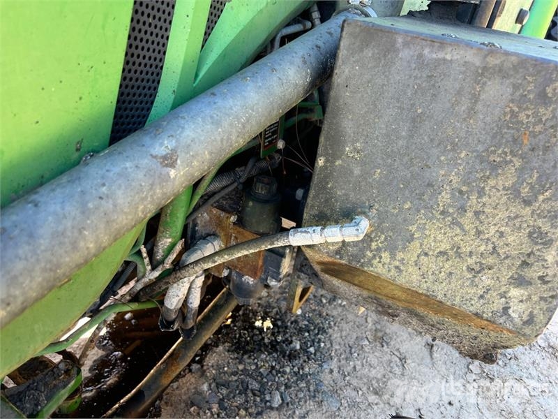 John Deere 4066R Broom Tractor (Inoperable) Внутренние подметальные машины