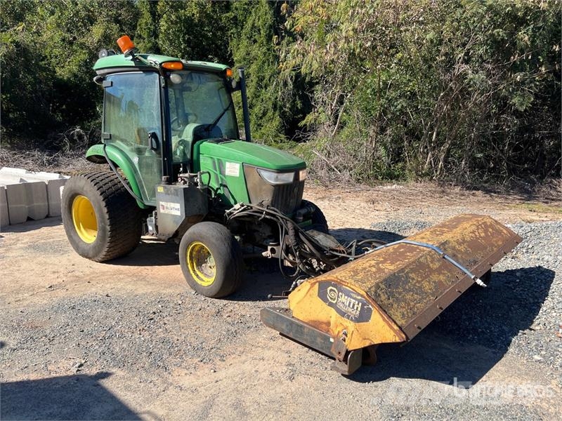 John Deere 4066R Broom Tractor (Inoperable) Внутренние подметальные машины