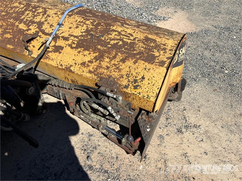 John Deere 4066R Broom Tractor (Inoperable) Внутренние подметальные машины