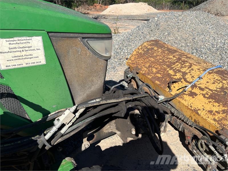 John Deere 4066R Broom Tractor (Inoperable) Внутренние подметальные машины