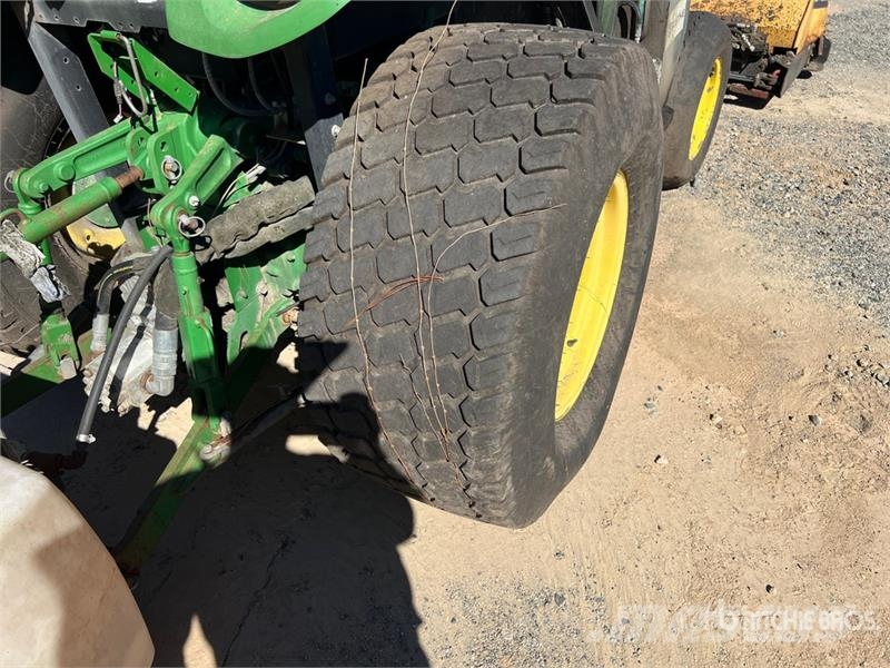 John Deere 4066R Broom Tractor (Inoperable) Внутренние подметальные машины
